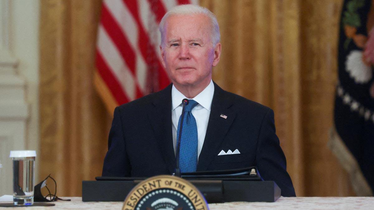 Joe Biden escucha las preguntas dl reportero de la Fox Peter Doocy.