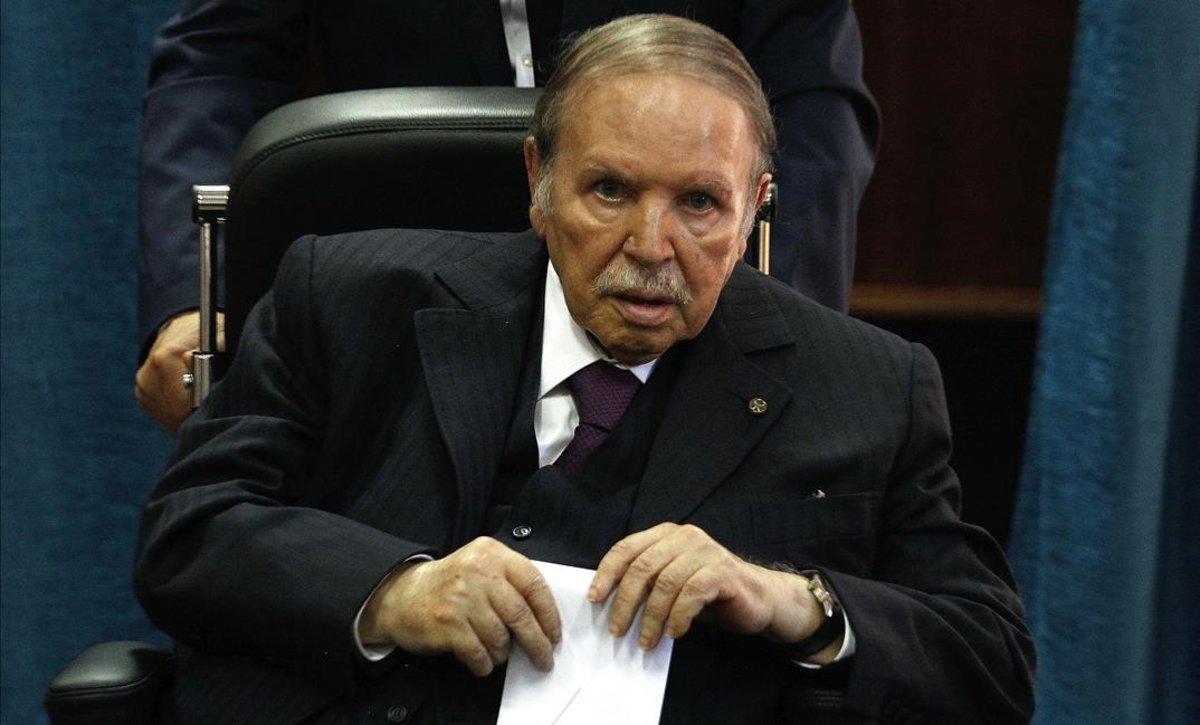 Bouteflika dimiteix com a president d'Algèria després de setmanes de protestes