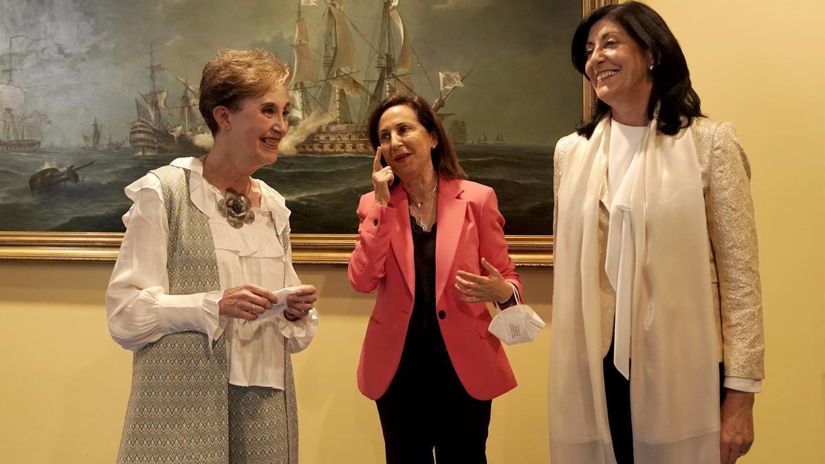 La nueva directora del CNI, Esperanza Casteleiro (derecha), junto a Margarita Robles y Paz Esteban.