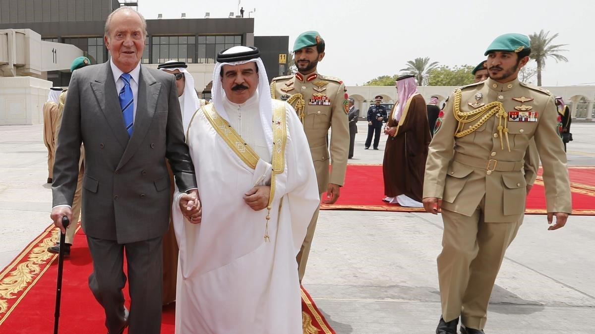 El rey Juan Carlos I, junto al sultán de Bahréin Hamad Bin Isa Al Jalifa, en mayo del 2014 en Manama, capital del país,