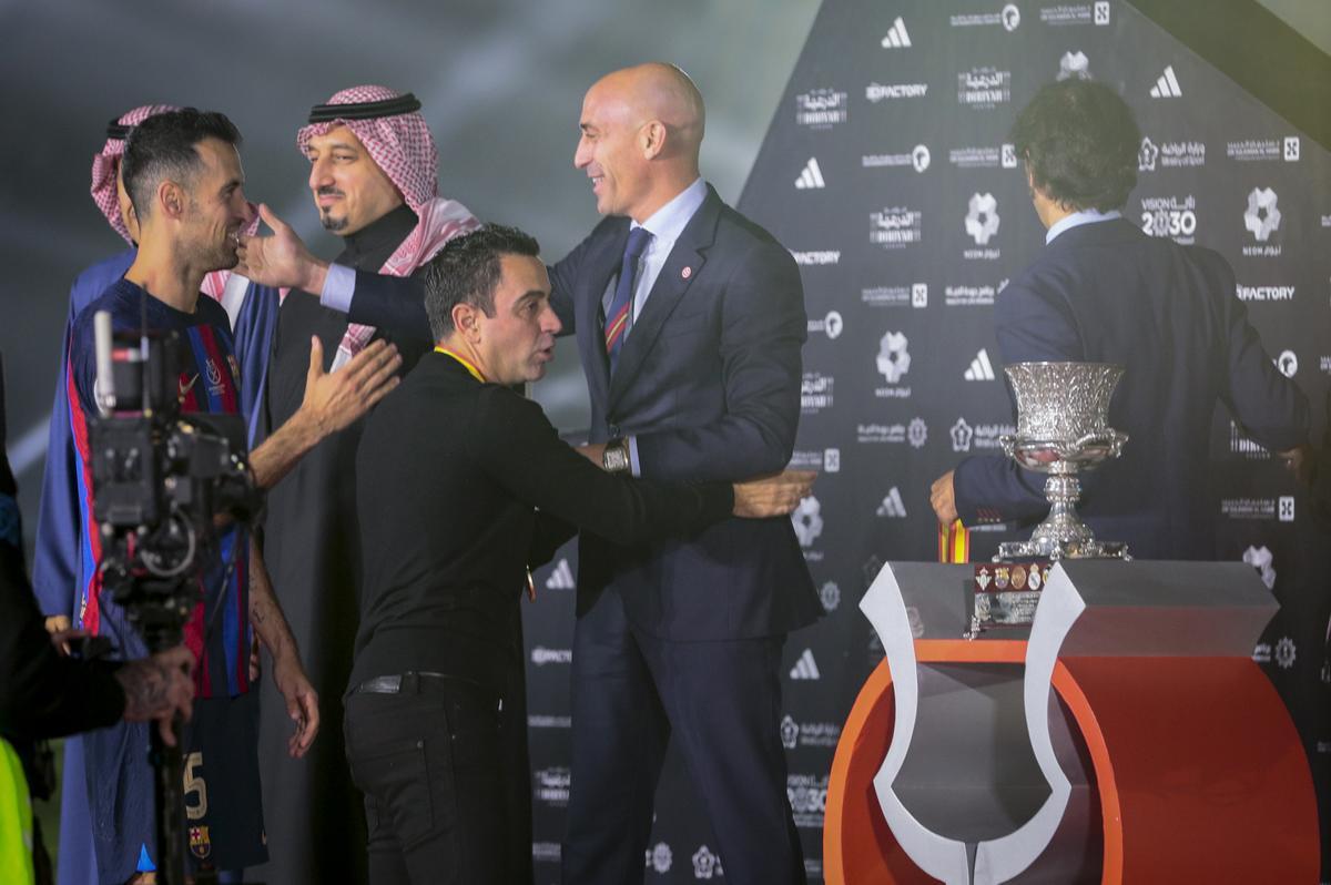 Xavi , después de recoger la medalla de campeón de la Supercopa.