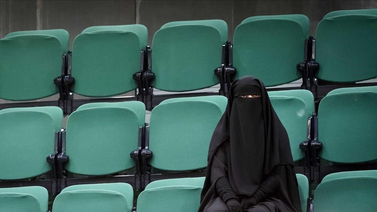 Una mujer con niqab, en la zona destinada al público de la Cámara de Representantes de La Haya, en noviembre del 2016. Una mujer con niqab, en la zona destinada al público de la Cámara de Representantes de La Haya, en noviembre del 2016.