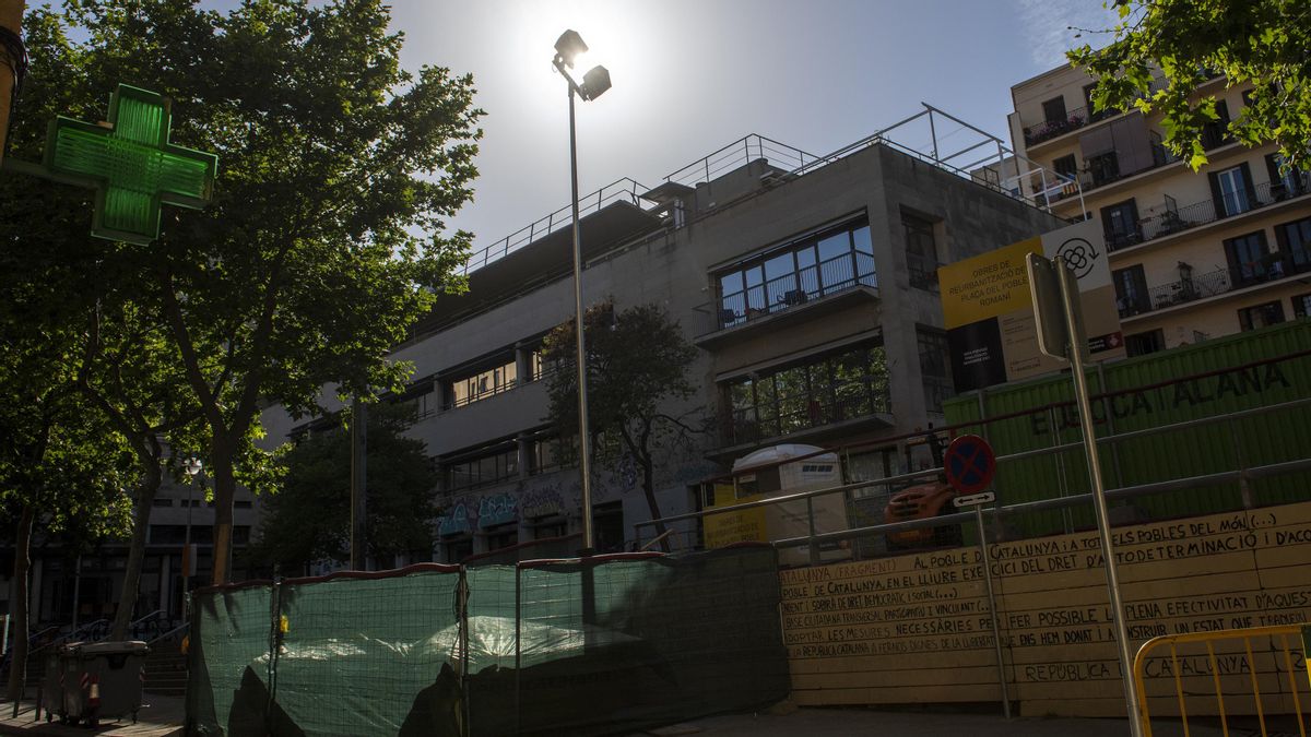 Obras por nueva iluminación en la plaza del Poble Romaní Obras por nueva iluminación en la plaza del Poble Romaní