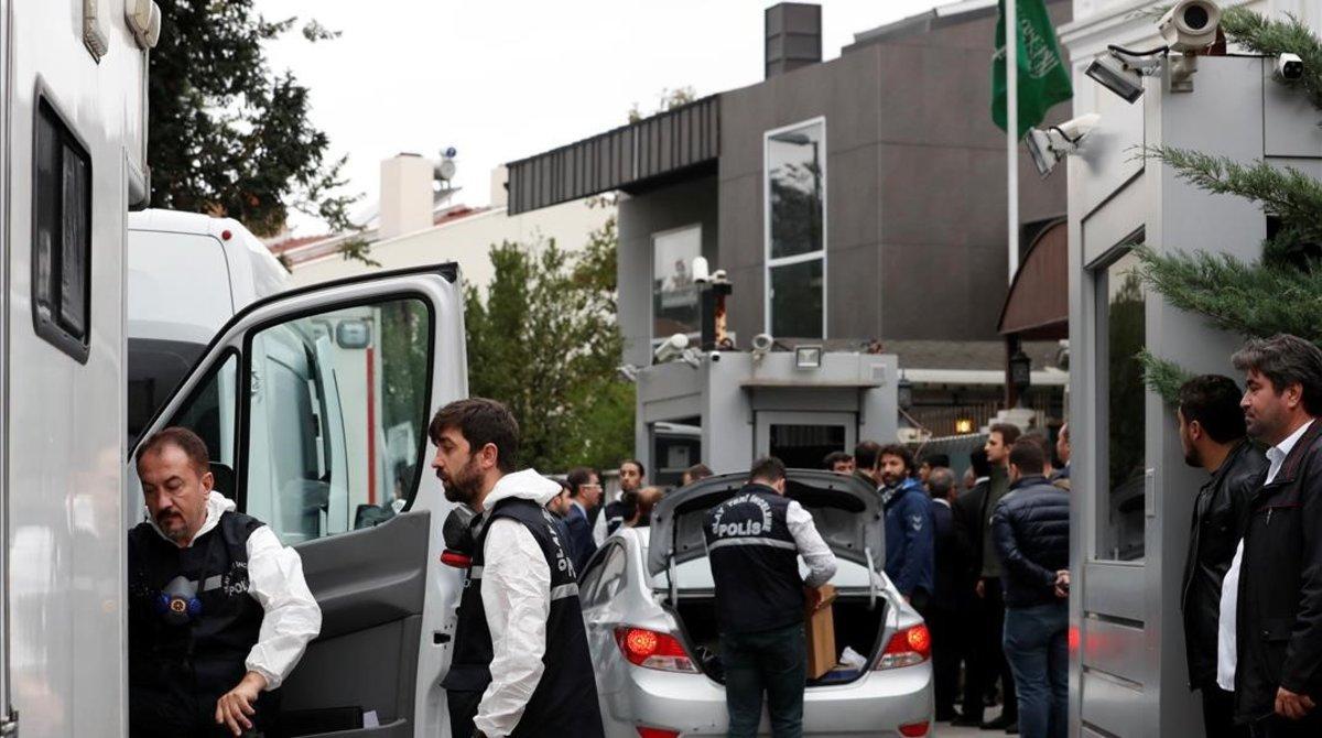 Forenses turcos, a su llegada al Consulado de Arabia Saudí en Estambul. 