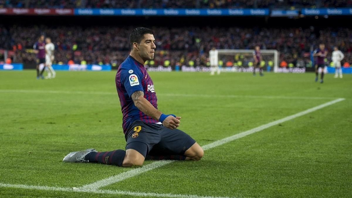 Luis Suárez, tras anotar el tercer gol en el partido de Liga entre el FC Barcelona y el Real Madrid. Luis Suárez, tras anotar el tercer gol en el partido de Liga entre el FC Barcelona y el Real Madrid.