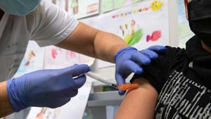 Un menor recibe un pinchazo de la vacuna contra el coronavirus.