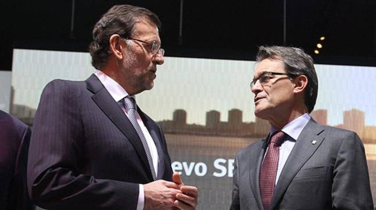 Rajoy y Mas charlan durante la celebración del Saló del Automòbil, el pasado 10 de mayo. JULIO CARBÓ Rajoy y Mas charlan durante la celebración del Saló del Automòbil, el pasado 10 de mayo. JULIO CARBÓ