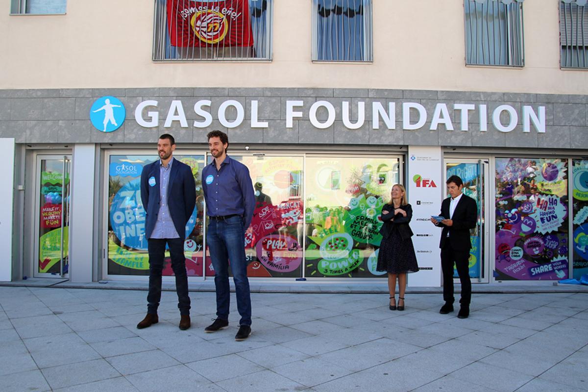 Los hermanos Gasol, en la inauguración de la nueva sede de su fundación en Sant Boi. Los hermanos Gasol, en la inauguración de la nueva sede de su fundación en Sant Boi.