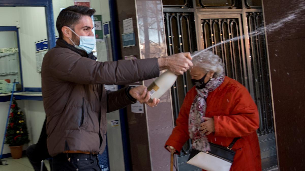 Daniel Zapata, propietario de la administración de lotería 232 en Sant Andreu, celebrando con cava la venta de uno de los números agraciados con el segundo premio de la lotería del Niño. Daniel Zapata, propietario de la administración de lotería 232 en Sant Andreu, celebrando con cava la venta de uno de los números agraciados con el segundo premio de la lotería del Niño.