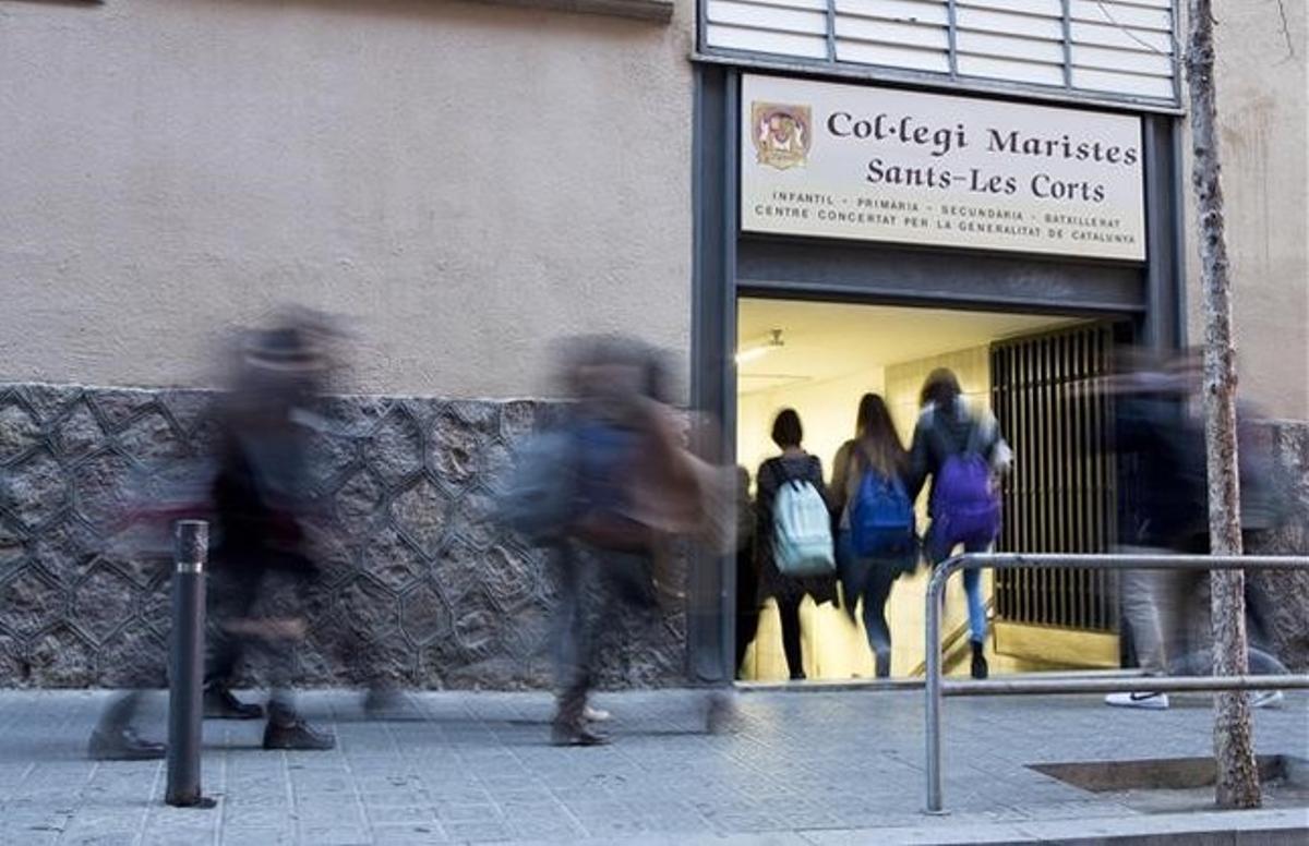 Entrada de los alumnos de ESO y bachillerato en el colegio de los Maristas de Sants-Les Corts, este martes.