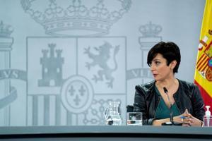 La portavoz del Ejecutivo, Isabel Rodríguez, junto a la titular de Industria, Reyes Maroto, durante la rueda de prensa posterior al Consejo de Ministros de este 7 de diciembre de 2021, en la Moncloa.
