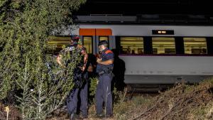 Agentes de los Mossos, junto al tren de la R3 implicado en el atropello, el domingo por la noche