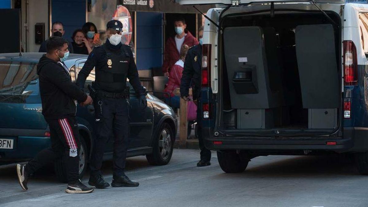 Tres detenidos en A Coruña por retener a una niña vendida por sus padres por 4.000 euros Tres detenidos en A Coruña por retener a una niña vendida por sus padres por 4.000 euros