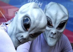 Recreación de dos extraterrestres o ’aliens’.