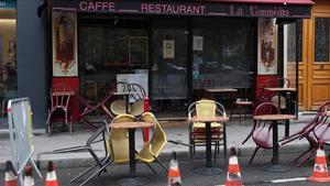 Un bar restaurante parisino, cerrado entre la comida y la cena.