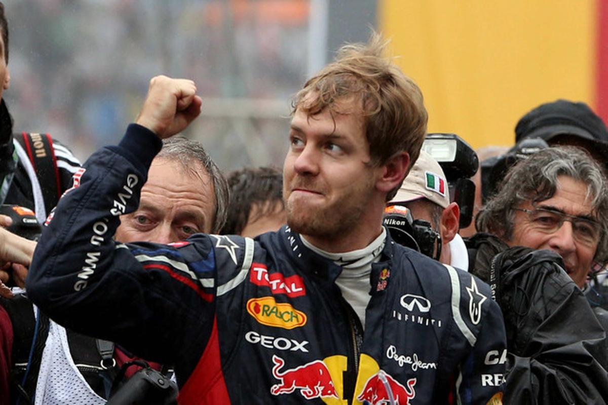Vettel levanta el brazo en señal de victoria tras proclamarse campeón del mundial 2011/2012.