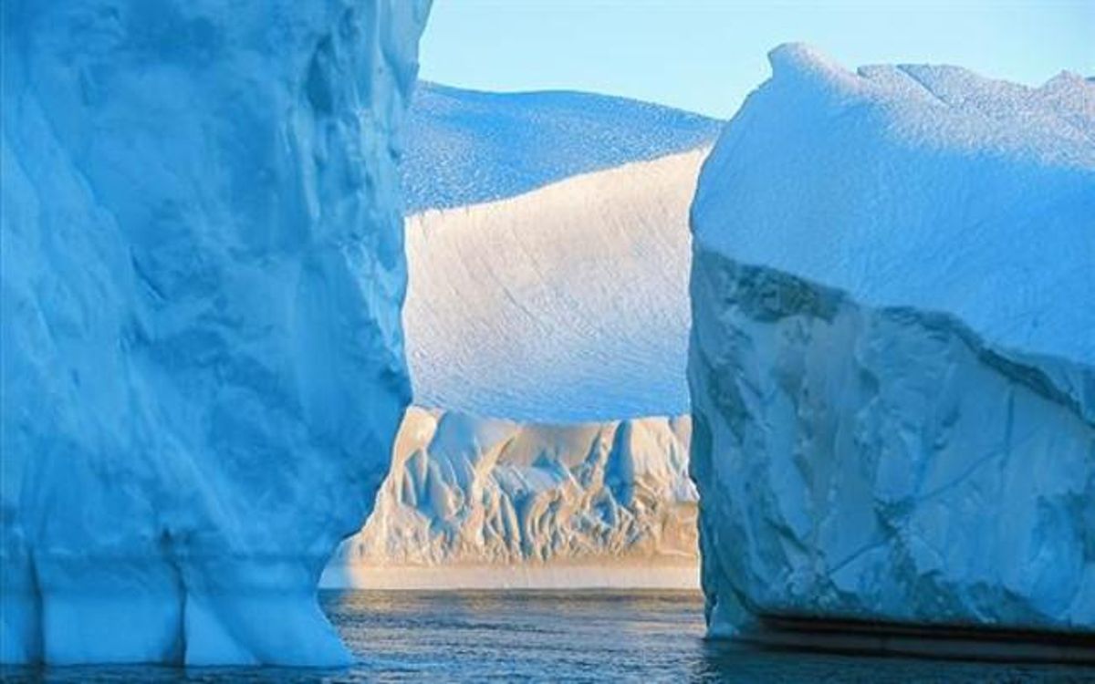 Un paisaje de icebergs árticos, que día a día ven reducido su diámetro. Un paisaje de icebergs árticos, que día a día ven reducido su diámetro.
