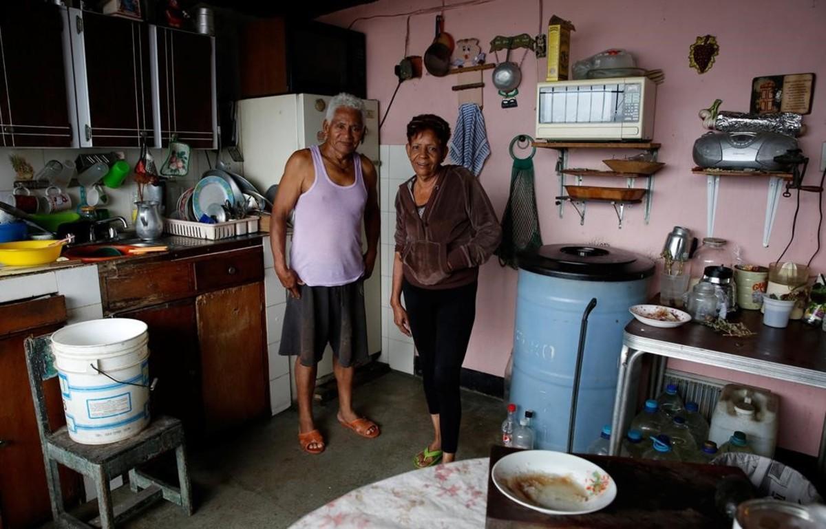 Familia de Caracas afectada por la grave crisis.