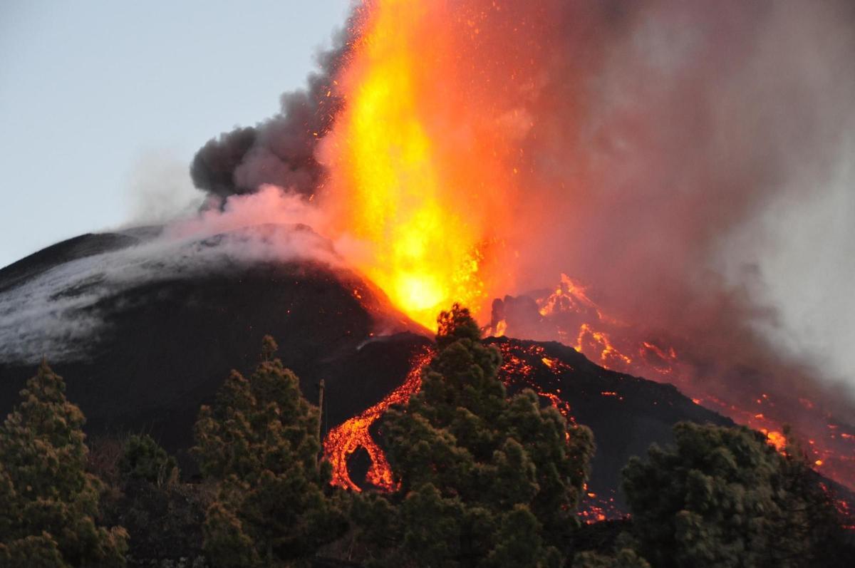 Las coladas activas del volcán de La Palma avanzan por tubos volcánicos