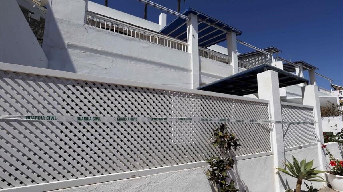 Precinto de la Guardia Civil en el apartamento de la localidad grancanaria de Puerto Rico. Precinto de la Guardia Civil en el apartamento de la localidad grancanaria de Puerto Rico.
