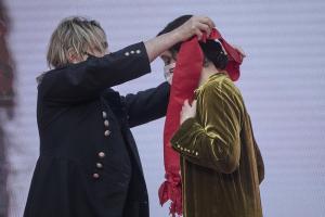 El compositor Nacho Cano devuelve a Isabel Díaz Ayuso la Gran Cruz de la Orden del Dos de Mayo después de que ella se la entregara a él, en la Real Casa de Correos de Madrid, con motivo del Día de la Comunidad de este 2021, a dos días del 4-M.