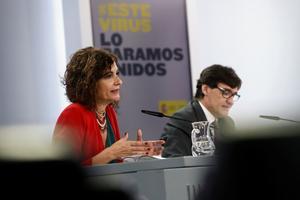 La ministra de Hacienda y portavoz del Gobierno, María Jesús Montero, con el titular de Sanidad, Salvador Illa, este 20 de octubre tras la reunión semanal del Ejecutivo en la Moncloa. 