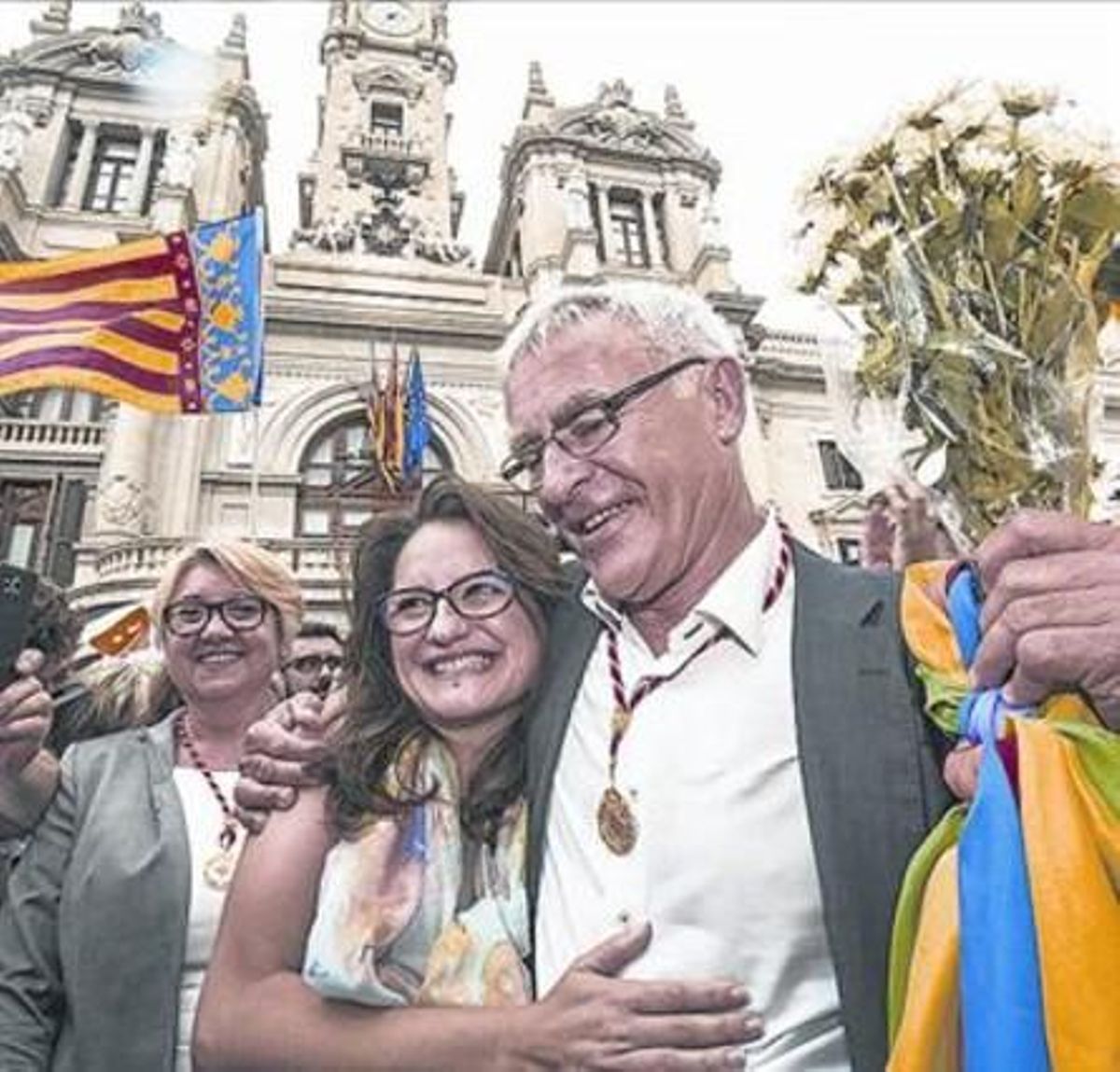 Mónica Oltra y Joan Ribó, frente al Ayuntamiento de Valencia. Mónica Oltra y Joan Ribó, frente al Ayuntamiento de Valencia.