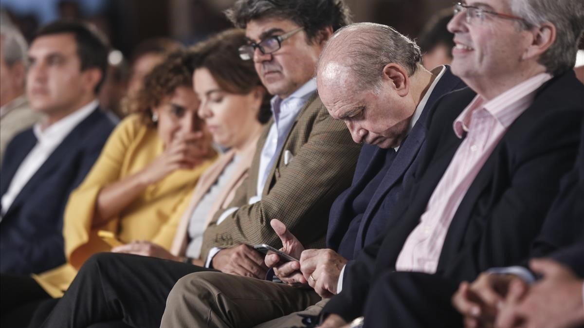 La pudor de les alfombres del PP La pudor de les alfombres del PP