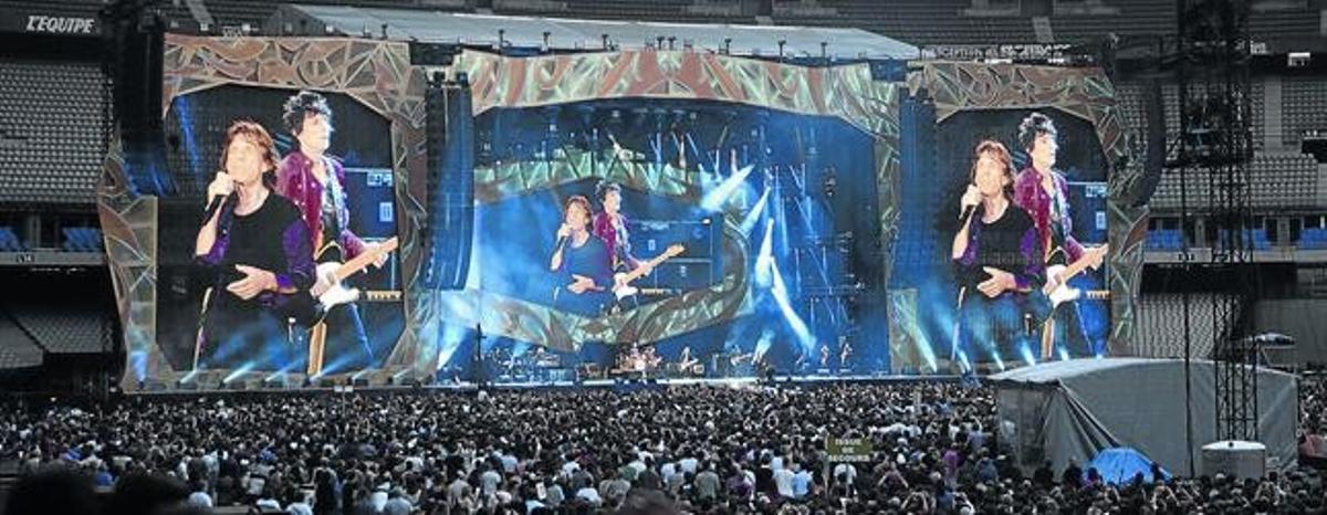 Mick Jagger y Ron Wood, en una pantalla gigante del Stade de France de París, el pasado día 13.