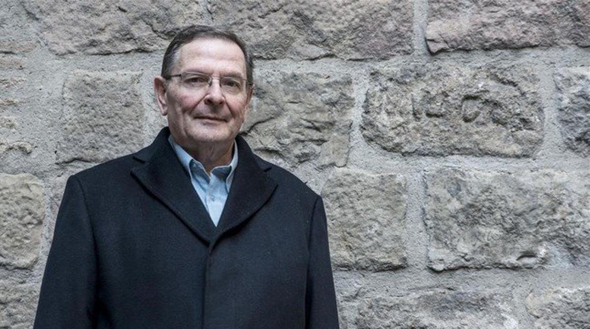 El historiador Jordi Casanovas muestra las piedras del cementerio judío en los muros del Palau del Lloctinent. El historiador Jordi Casanovas muestra las piedras del cementerio judío en los muros del Palau del Lloctinent.