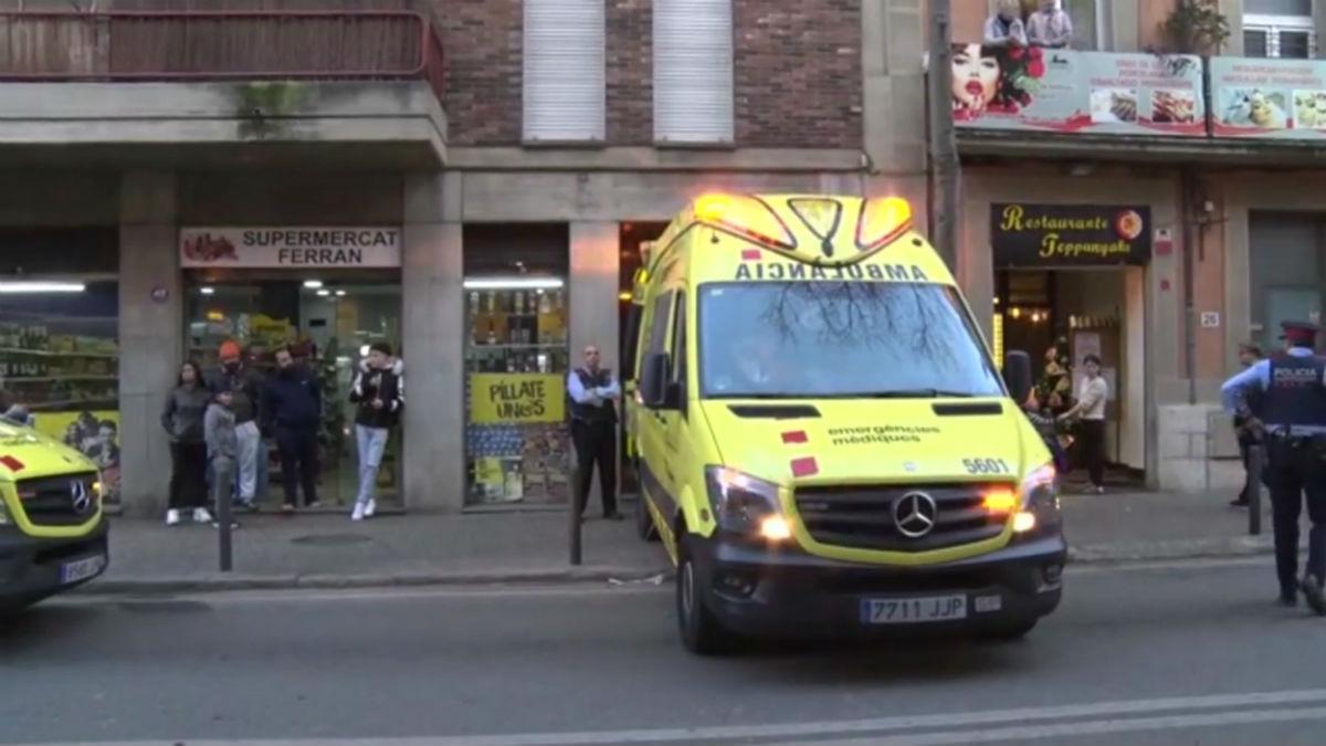 Un ambulancia acude al domicilio donde se ha producido el suceso.
