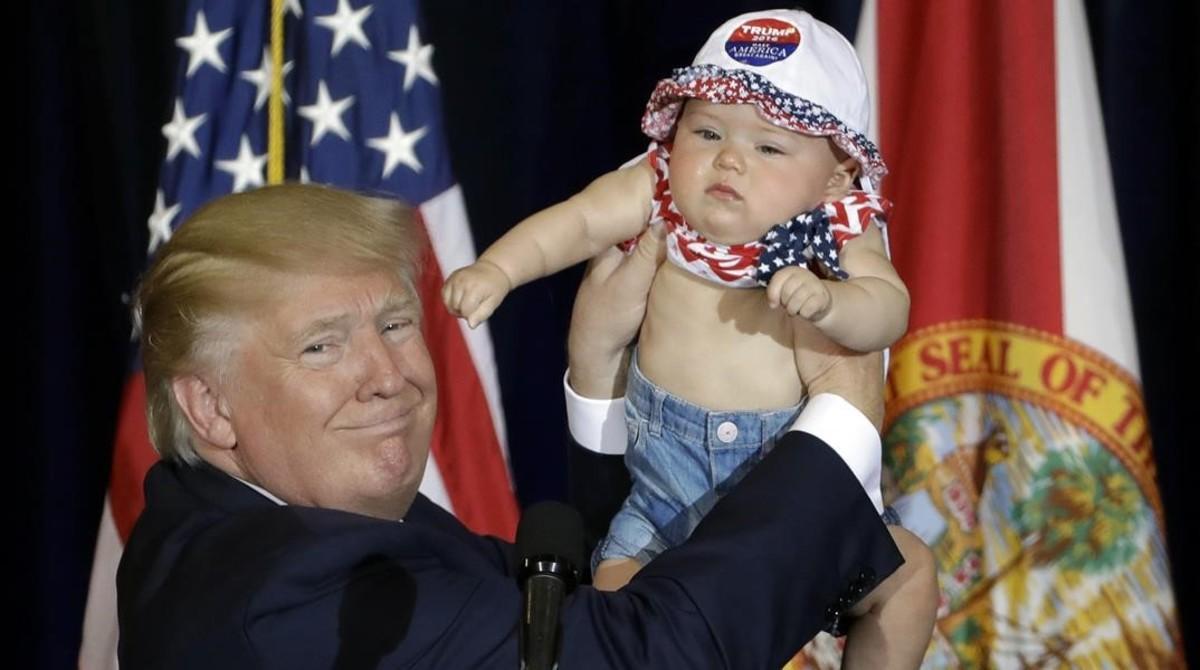 Trump, con un bebé de seis meses, durante un mitin en Tampa (Florida), este sábado.
