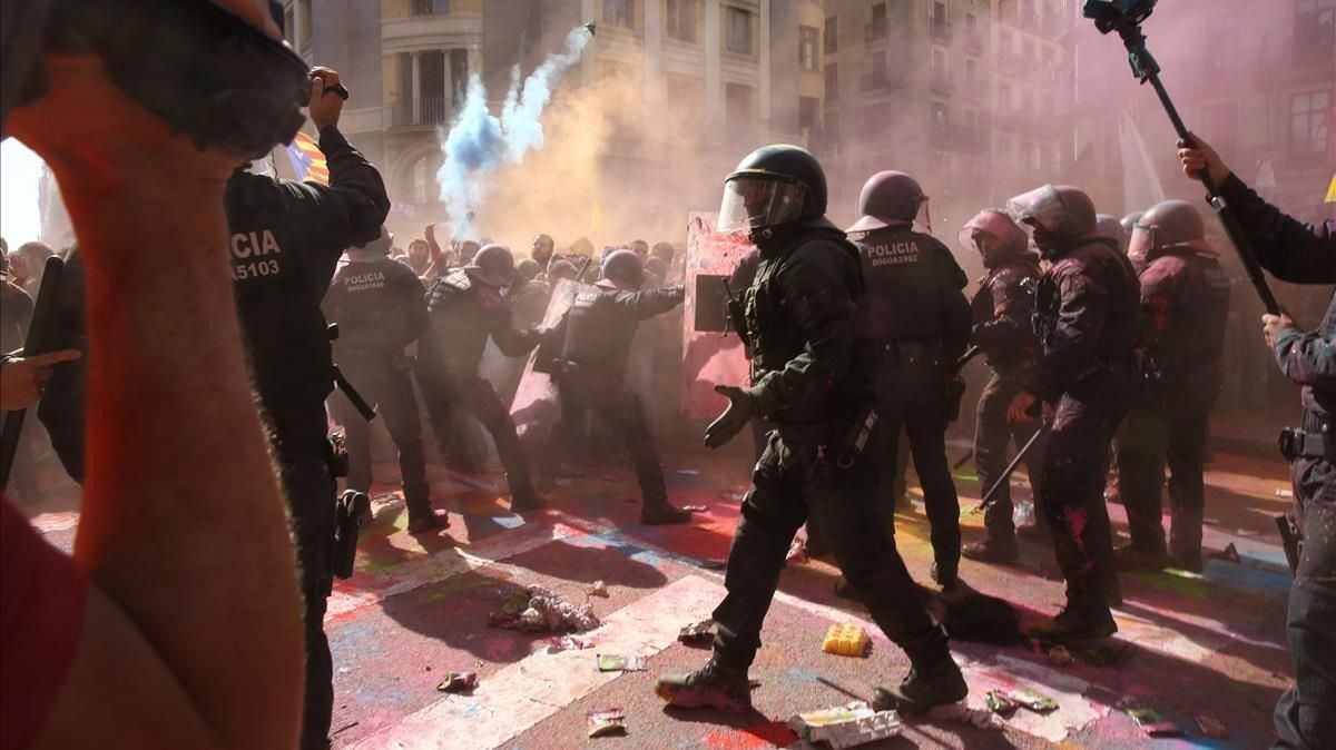Tensión entre policías e independentistas en la manifestación del sábado. Tensión entre policías e independentistas en la manifestación del sábado.