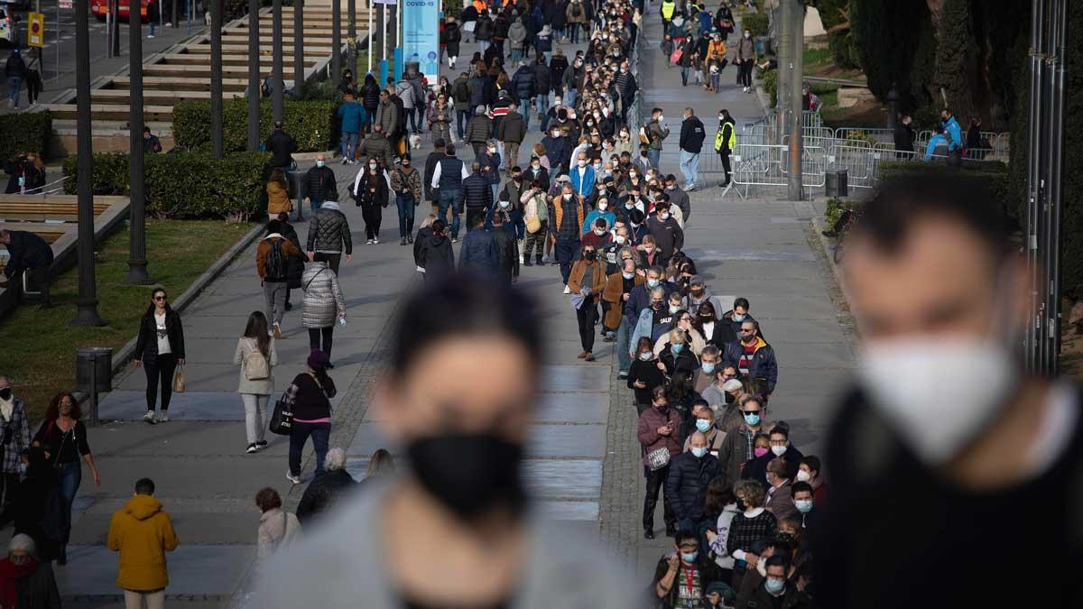 Colas de gente para vacunarse contra el covid en Fira de Barcelona.