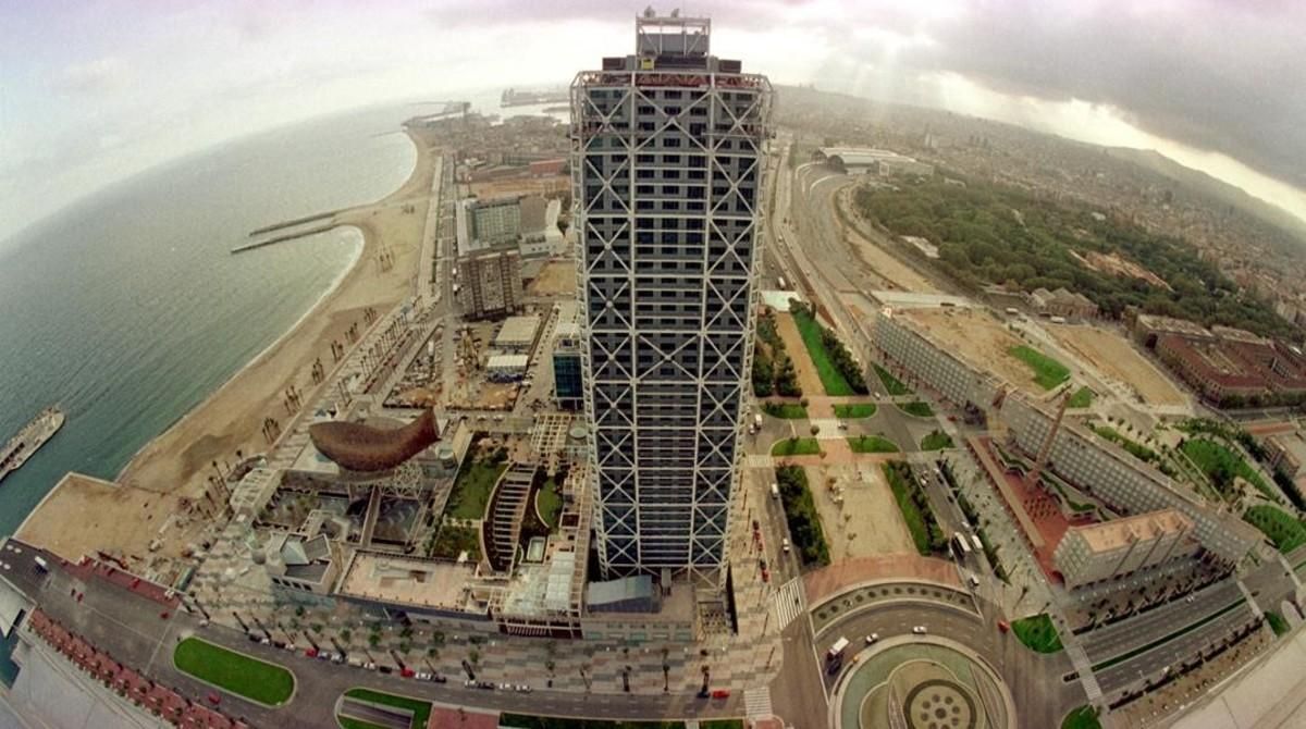 Vista aérea del Hotel Arts y parte de la villa olímpica de Poblemou en Barcelona. Vista aérea del Hotel Arts y parte de la villa olímpica de Poblemou en Barcelona.