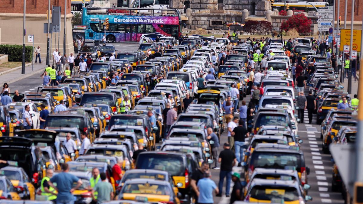 Los Taxistas Prevén Colapsar El Centro De Barcelona El Martes Y Piden ...