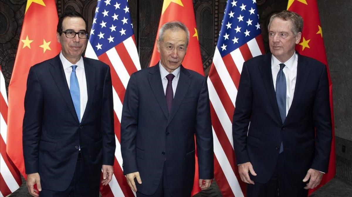 El viceprimer ministro chino Liu He, en el centro, con dos representantes de EEUU, en Shanghai. El viceprimer ministro chino Liu He, en el centro, con dos representantes de EEUU, en Shanghai.