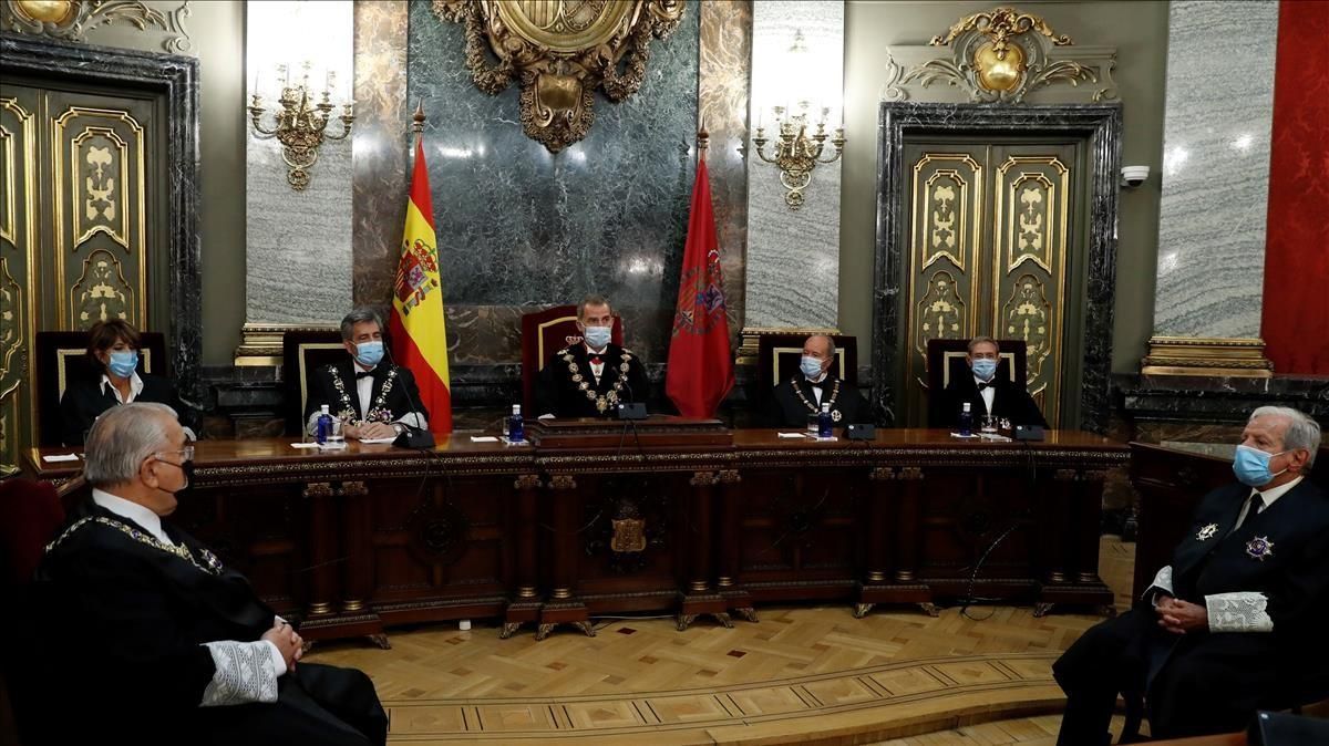 El rey Felipe VI, entre el presidente del Consejo General del Poder Judicial (CGPJ) Carlos Lesmes (segundo por la izquierda) y el ministro de Justicia Juan Carlos Campo, en la inauguración del año judicial en Madrid, el 7 de septiembre pasado. El rey Felipe VI, entre el presidente del Consejo General del Poder Judicial (CGPJ) Carlos Lesmes (segundo por la izquierda) y el ministro de Justicia Juan Carlos Campo, en la inauguración del año judicial en Madrid, el 7 de septiembre pasado.
