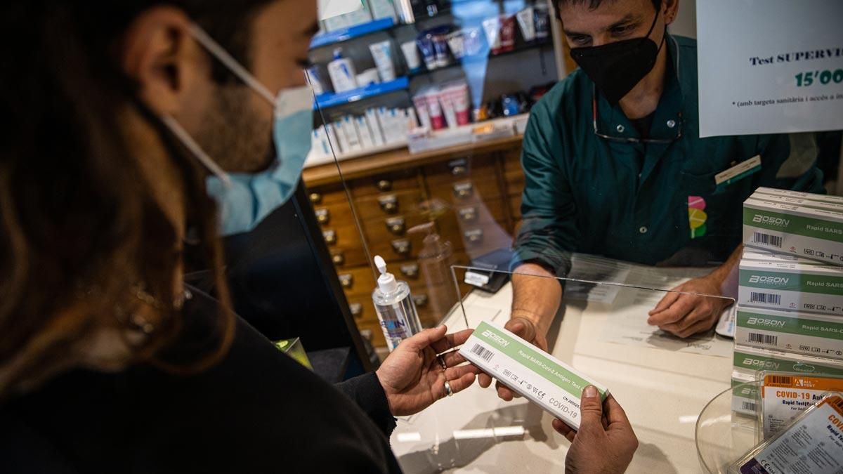 Un chico compra un test de antígenos en una farmacia de Barcelona. Un chico compra un test de antígenos en una farmacia de Barcelona.