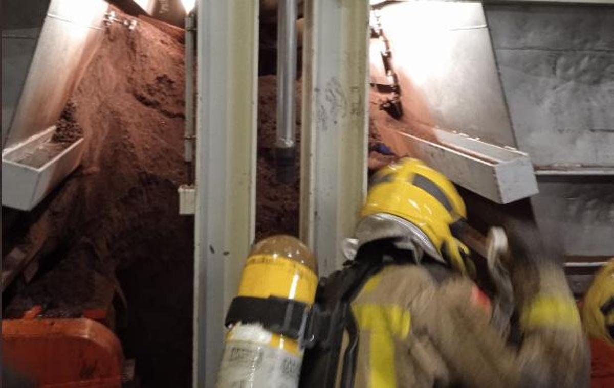 Onze treballadors afectats en un incendi en una nau a Terrassa