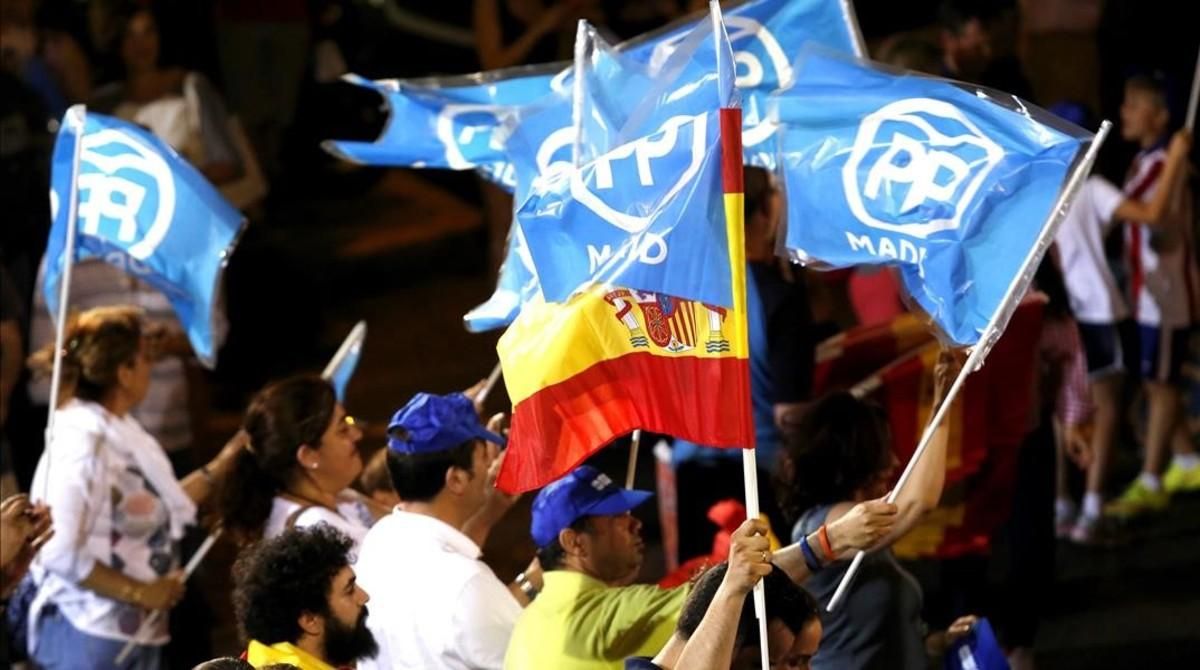 La milintancia y votantes del PP se reunieron en la noche del domingo en la madrileña calle Génova para celebrar la victoria La milintancia y votantes del PP se reunieron en la noche del domingo en la madrileña calle Génova para celebrar la victoria