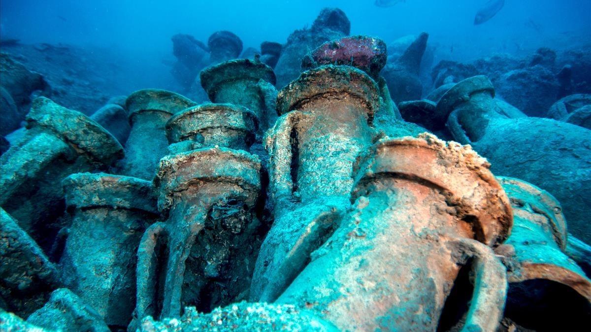 El barco romano hallado cerca de las islas Formigues conserva parte de la madera del casco