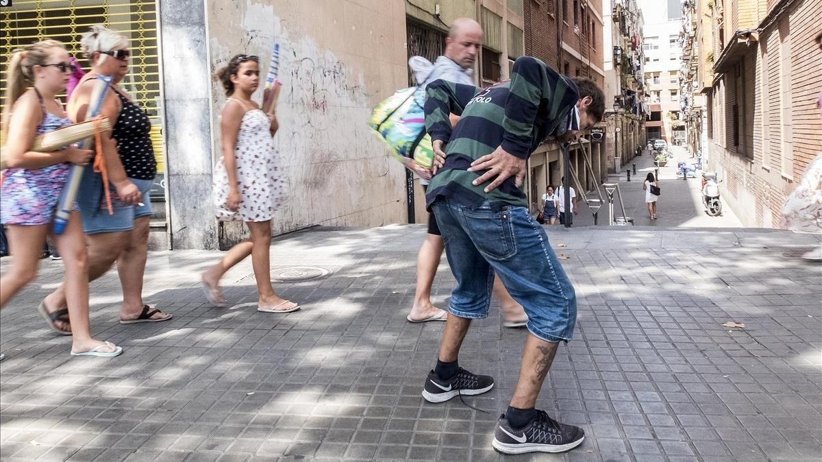 Turistas y heroinómanos, la postal más novedosa del Raval. Turistas y heroinómanos, la postal más novedosa del Raval.