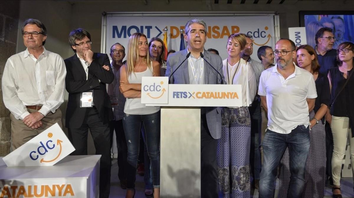 Homs valora los resultados electorales, junto a Mas y Puigdemont (izquierda) y otros miembros de la cúpula de CDC.