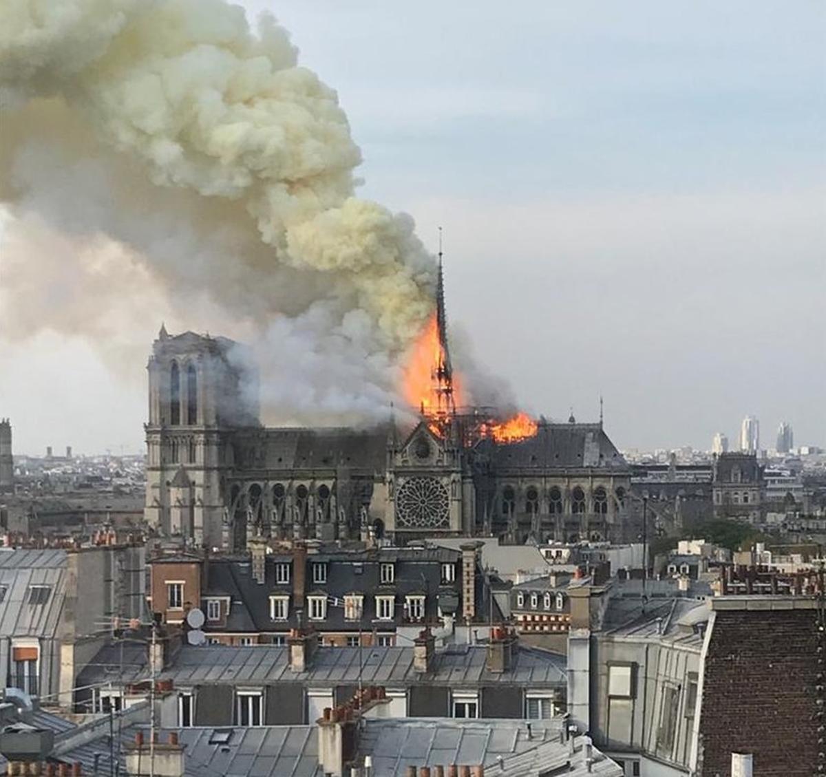 Espectaculares llamas en el incendio de Notre Dame. 
