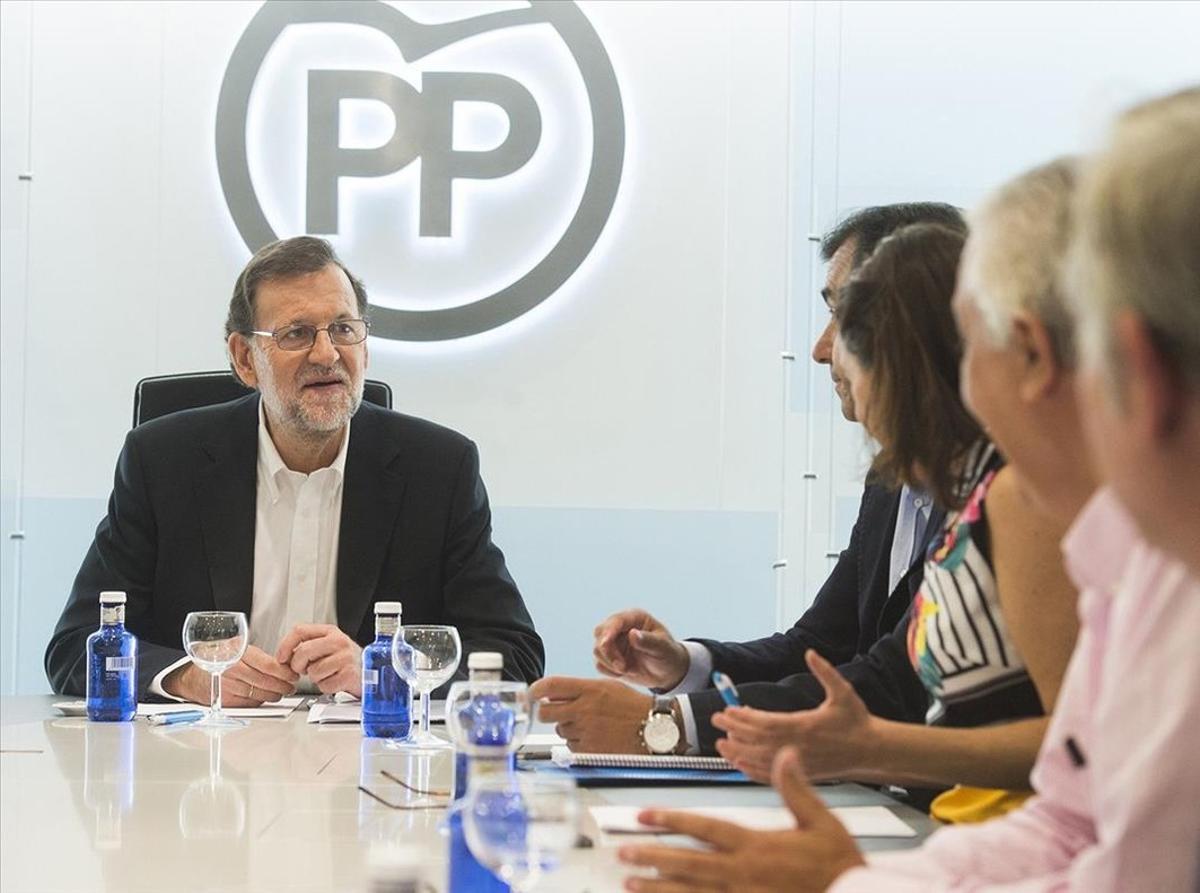 El presidente del PP, Mariano Rajoy, con miembros de su comité de dirección durante la reunión que mantuvieron este miércoles