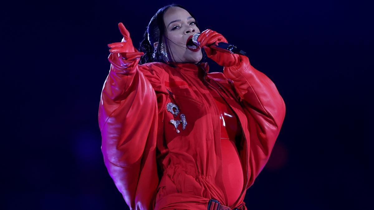 Rihanna, deessa tot al vermell de la Superbowl: els detalls del ‘look’ de la seva tornada triomfal