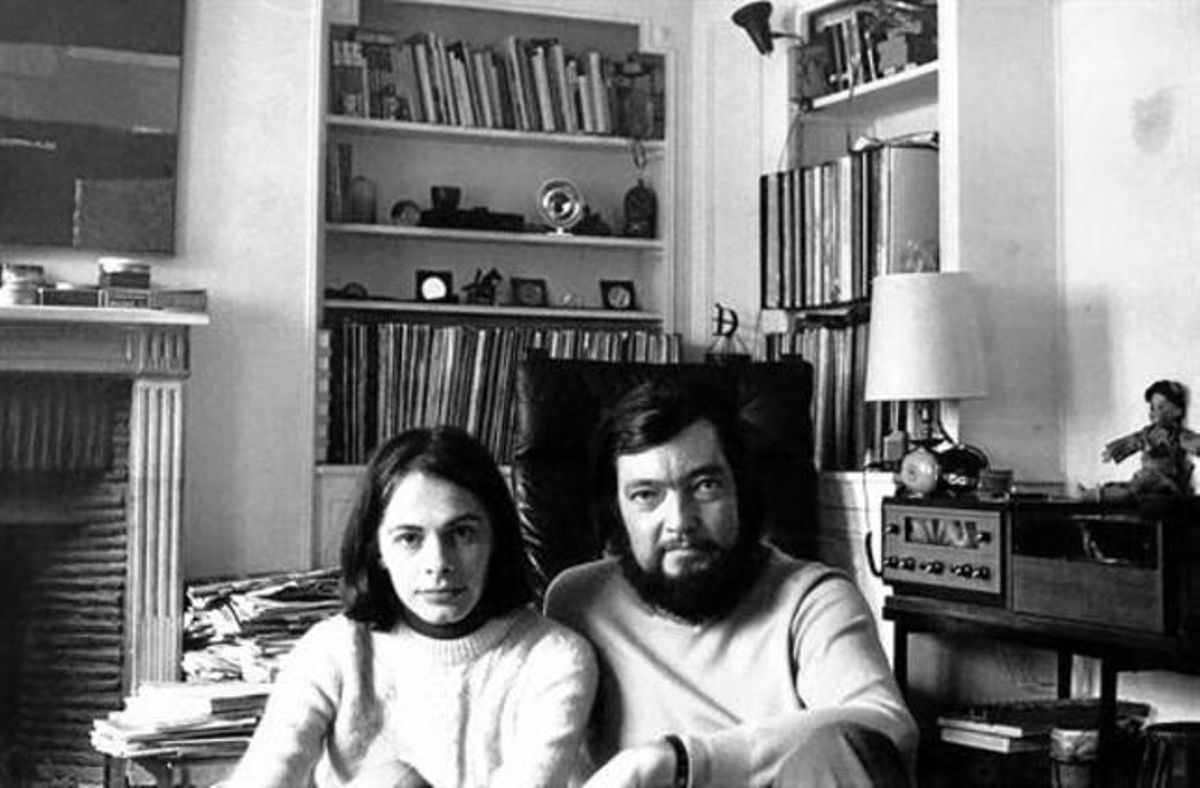 Cristina Peri Rossi y Cortázar en su piso de la rue L’ Éperon de París, en 1973. Cristina Peri Rossi y Cortázar en su piso de la rue L’ Éperon de París, en 1973.