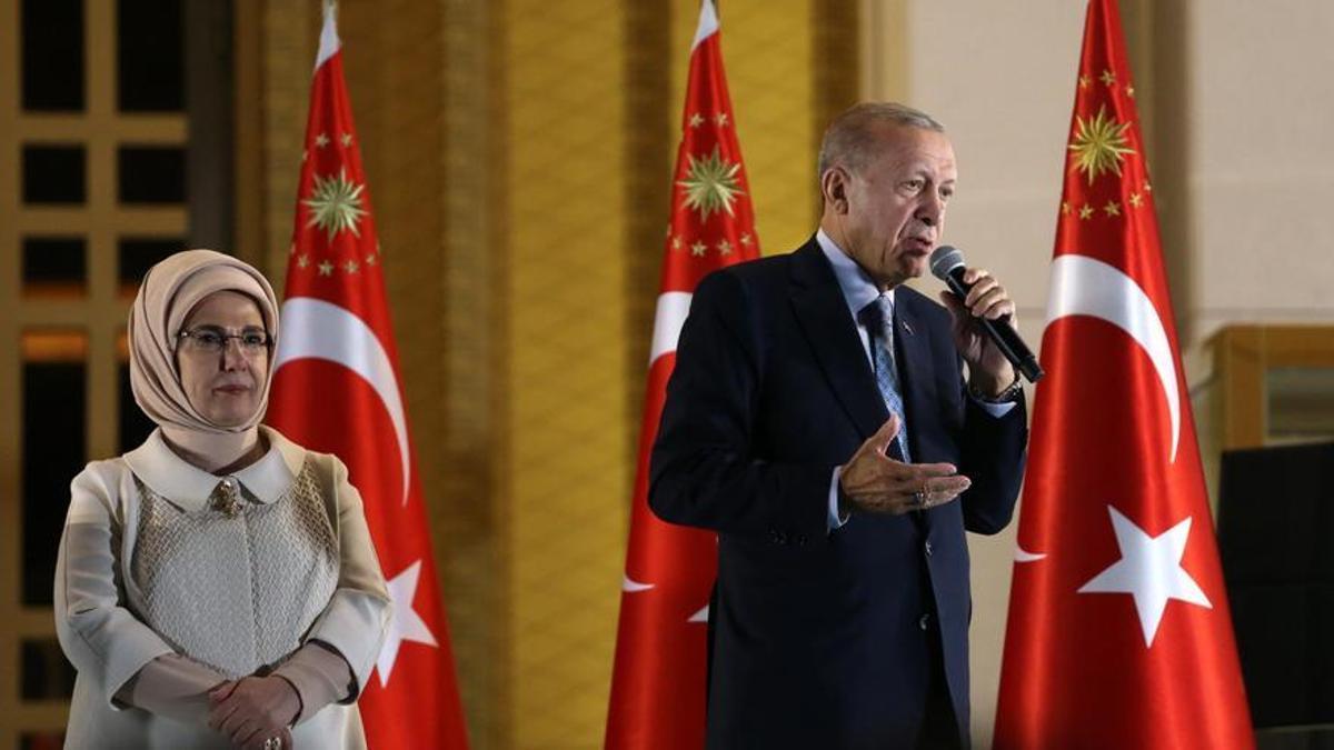 Erdogan proposa a Zelenski i Putin una investigació conjunta sobre la destrucció de la presa a Kherson Erdogan proposa a Zelenski i Putin una investigació conjunta sobre la destrucció de la presa a Kherson