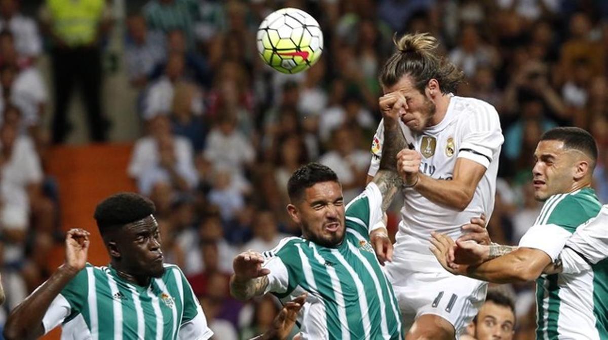 Bale pica de cap la pilota davant tres defenses bètics per marcar el primer gol del Madrid.